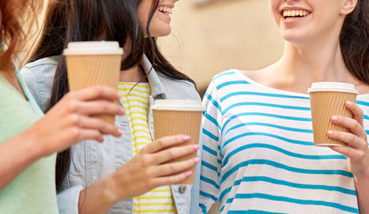 コーヒーを片手に談笑している３人の女性のイメージです